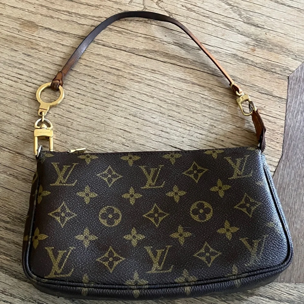 Louis Vuitton Monogram Pochette. - Picture 1 of 8